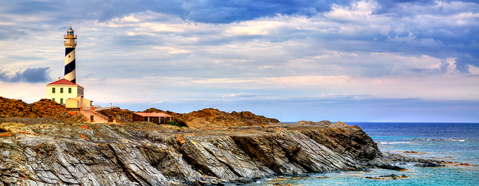 playa y faro en menorca